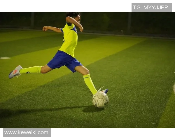 25号球衣的传奇足球明星是谁他在绿茵场上的辉煌成就与影响力解析